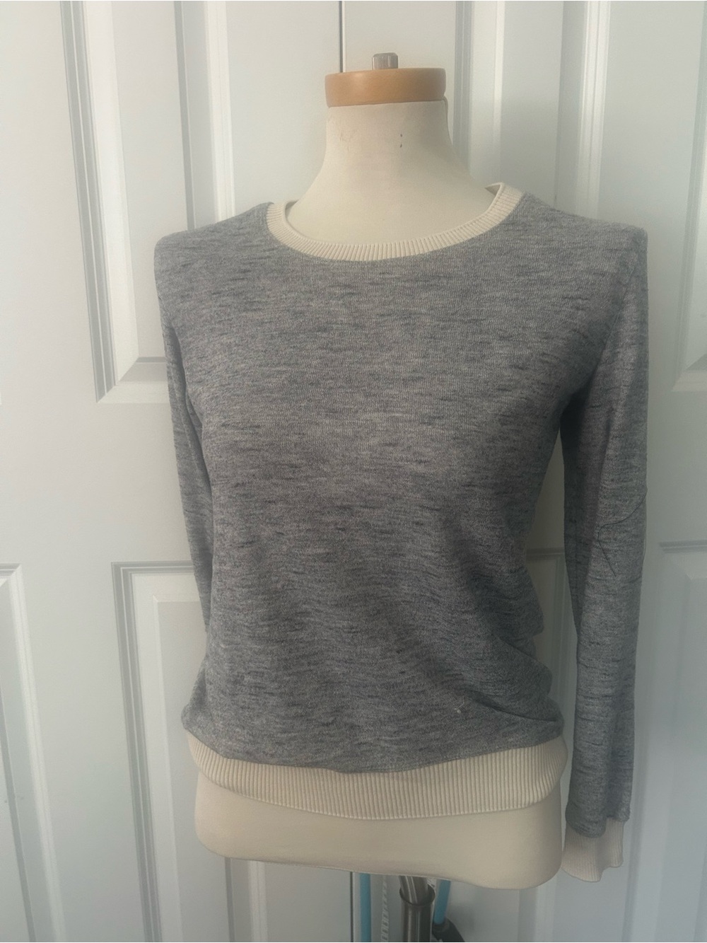 Aritzia Wilfred Heather Gray Crewneck Sweater with Cream Trim